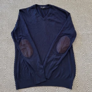 Hackett v-ringad tröja - Svin snygg Hackett V-ringad tröja i en marin blå färg