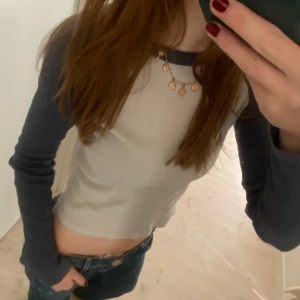 Långärmad tröja - Så fin!! One size men skulle säga att den passar xs-m. Nyskick! Hör gärna av dig om du har några frågor!😊💞