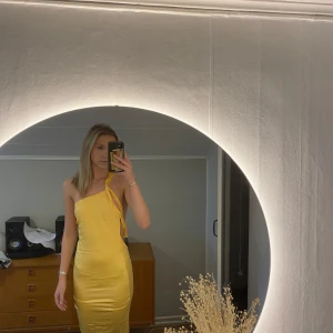 Gul siden balklänning  - Hej! Säljer den här helt oanvända klänningen då jag hittat en annan som passar mig bätre!☺️ Priset går att diskutera! Hör av er vid fundering 