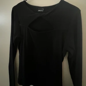 Svart topp - Säljer denna perfekta festtopp med öppning vid bysten