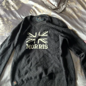 Morris stickad långtröja - Den är i bra skick utan defekter, kommer inte till användning längre och var köpt för ungefär 1 år sen