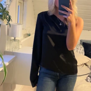 Off-shoulder blus - Använd fåtal gånger, bra skick förutom att en säkerhets sak lossnat, den fungerar precis likadant utan den.
