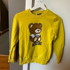 Moschino Tröja - St 140 Fint Skick