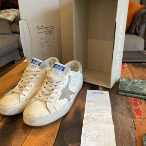 Golden Goose  - Säljer nu dessa Golden Goose sneakers i storlek 43. Nästintill perfekt skick, väldigt sparsamt använda. Köpta på NK för 5599 kr. Alla tillbehör inklusive kvitto finns kvar. Skriv privat för fler frågor! 