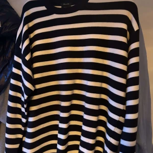 Massimo dutti stickad tröja. - Nu Massimo dutti tröja aldrig använt dock ingen prislapp, Bara testad den på en gång sitter jättebra i storleken bara aldrig kommit till användning.