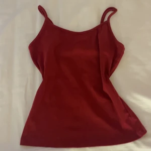 Vinrött linne - Ett vinrött linne i storlek xs. Köpt secondhand men har tyvärr inte kommit till användning. skriv privat för fler bilder om behövs❤️