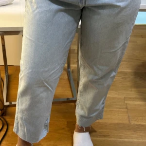 Mom-jeans  - Ett par ljusblåa mom-jeans  OBS!! Uppklippta till ankeln för en tjej på 150cm Helt oanvända