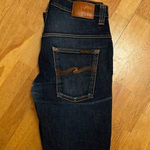 Säljer ett par snygga mörkblå jeans, modell Taped Ted i storlek W32 L32 från Nudie. Har blivit lagade i grenen av Nudie Repair och inte använda sedan dess, dock syns inte denna lagning när man har på sig jeansen. Skickas eller möts upp i Sthlm.