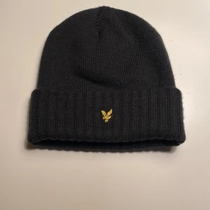 Lyle & Scott mössa - Hej den här mössan är i bra skick och inga hål och har inte använts så mycket. Den är skön och mjuk att ha på sig.