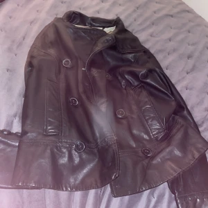 Läder jacka  - Söker denna läder jacka då den it passar mig inga direkt skador på jackan
