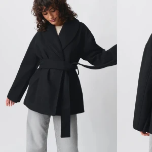 Helt ny kort kappa  - Säljer en alldeles ny fin kappa som håller på att bli slutsåld överallt jätte fin nu till hösten den är stolek M men passar till s också 