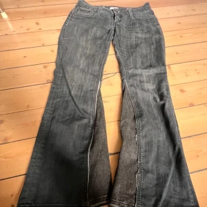 Lågmidjade jeans - Snygga svarta lågmidjade jeans. Dem är omsydda till bootcut. Dem har en snygg urtvättad svart färg och även väldigt låga. Säljer pvg att dem inte kommer till användning länge💕 pris kan diskuteras 