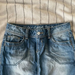 Lågmidjad jeans kjol - Skit snygg lågmidjad mini-skirt från poppis märket esprit!!💙