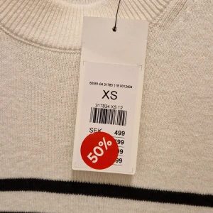 Klänning helt ny - Storlek XS,men kan användas som S också  En jätte fin och randig,sidorna är lite öppet Jag köpte den från rean för 250 kr Säljer för 200 kr