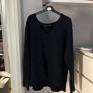 Blå stickad tröja  - Säljer en mörkblå overzized v ringad stickad som är lite längre där bak o kortare fram!  Ganska nopprig såg jag, men har en noopermaskin så om någon är intresserad tar jag bort alla nopper innan såklart! Fler bilder kan skickas! 