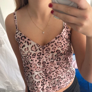 Jättesnyggt linne i rosa leopard - När jag köpte den så har den en liten defekt vid ena axelbandet🐆💘 jättesnygg och festlig