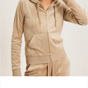Juicy couture set beige - Juicy couture set beige i strl S  Använd fåtal gånger är som ny Nyköpt: 2000 Mitt pris 1000