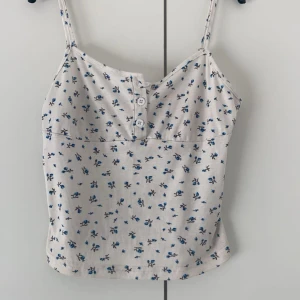 Blommigt linne - Ett fint blommigt linne från shein💕 inga defekter och knappt använd 