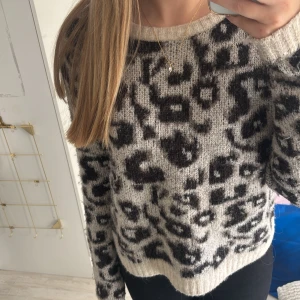 Leopard tröja stickad  - Jättefin och skön stickad tröja från Lindex. Använd 1 gång🐆💘