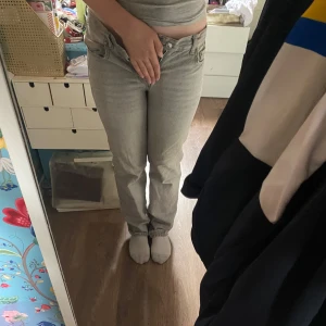 Low waist jeans - Fina gråa lågmidjade raka jeans från Gina Tricit. Köpt på Plick men för små för mig. Har aldrig använt dem själv. Inga större defekter, lite slitet längst ner men inget märkbart. Midjemått (rätt över): 44 cm Innerben: 81 cm Skriv om frågor/bilder💕