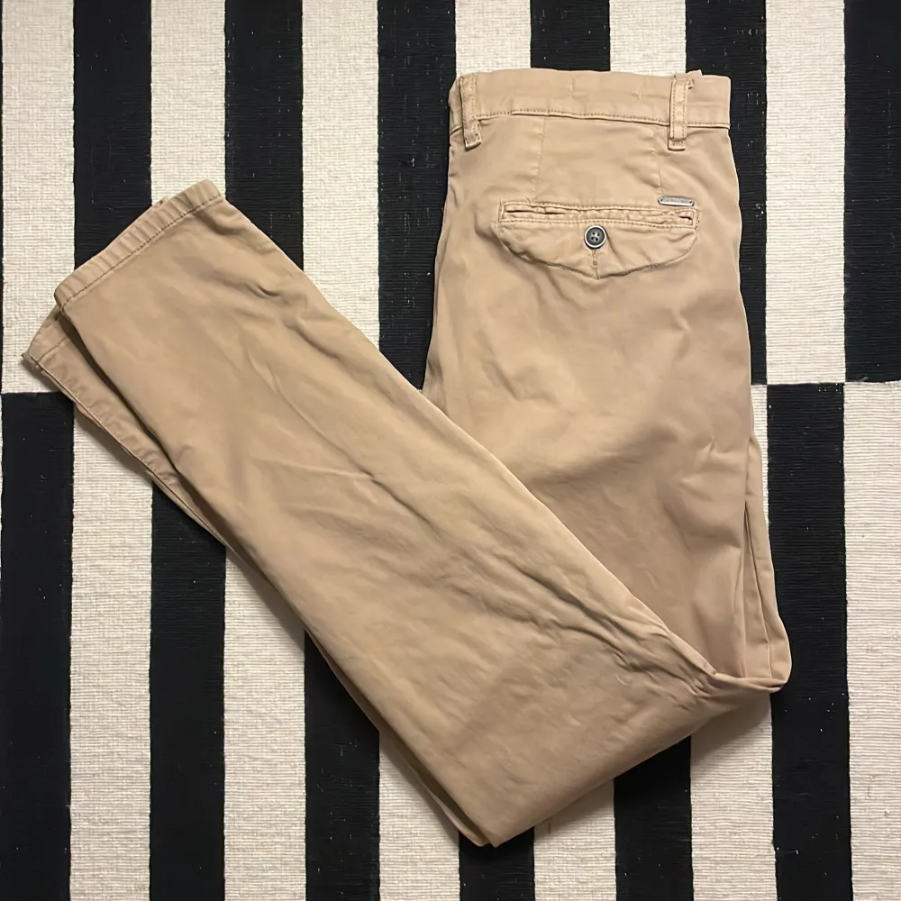 Säljer ett par snygga beige chinos från Jack & Jones i storlek W33 och L34. De är i nyskick! Säljer massor med bra kvalité som tröjor, byxor och annat i min profil. Nypris: 600kr. Jeans & Byxor.