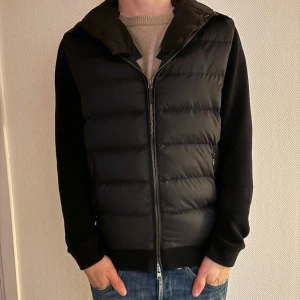 Woolrich cardigan stl S - Säljer nu denna sjukt snygga cardiganen som är perfekt nu till lite kyligare väder | Den är väldigt sparsamt använd inga defekter | Hör av er vid minsta lilla fundering!✌️