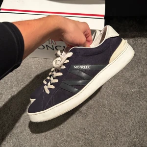 Moncler Monaco sneaker  - Tja! Säljer dessa otroligt snygga, stilrena, sköna moncler skorna . I mycket fint skick, endast använda fåtal gånger. Passar 44-45…Nypris 5699, köpta på NKs internet sida!🙌🏻 Hör av er!