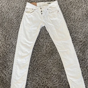 Vita Dondup jeans - Är i bra skick. OBS små i storleken! 