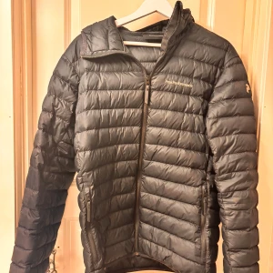 Peak Performance jacka  - Säljer då den ej kommer till användning, inga defekter osv.  9/10 skick.