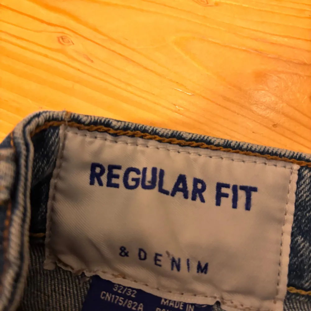 Ljusblåa jeans köpte från Hm, använder inte då jag växt ut dom, Sparsamt använda. Jeans & Byxor.