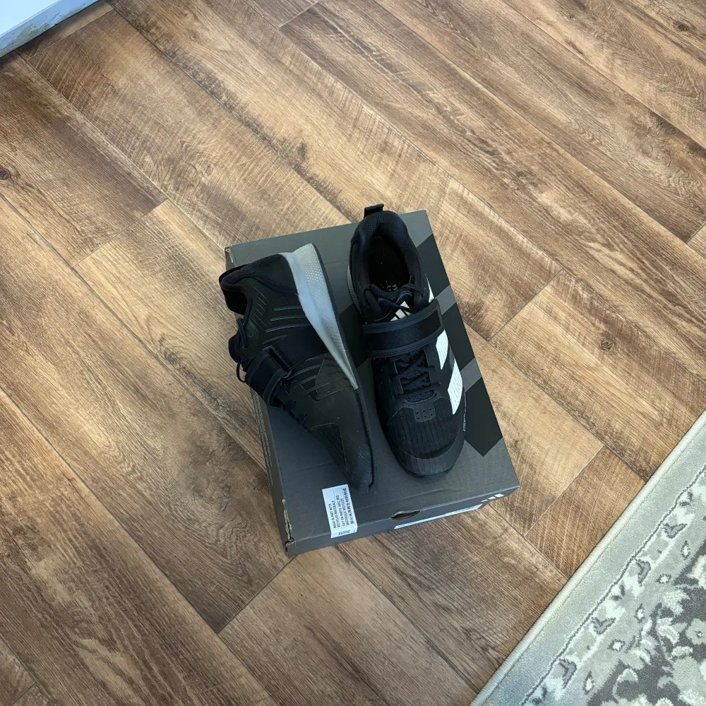 Adidas Adipower Weightlifting 3 skor i svart.  Bästa skon för styrketräning och tyngdlyftning.  Perfekta, väldigt fint skick. Sparsamt använda. Storlek 43 1/3. Box medföljer. Herr. Nypris 2399kr. . Skor.