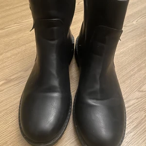 Anna Field Kängor  - Snygga svarta kängor från Anna Field med dragkedja på sidan. Använda 3 gånger i vintras. Bifogar foto det finns små prickar på ena skon vet ej hur dom uppkom men inget som stör se bilden när dom står upp från sidan.  Skick 8/10