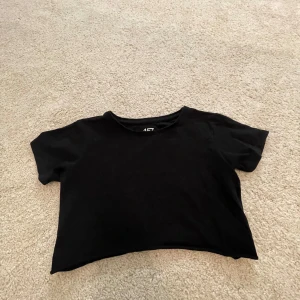 Croppad t-shirt - Så fin!!💕 barnstorlek men passar mig perfekt som vanligtvis har XS/S