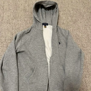 Ralph Lauren Hoodie - Säljer denna Ralph Luren hoodie i storlek L i barn men sitter som xs i men. Pris kan diskuteras. Hör av er för fler frågor!