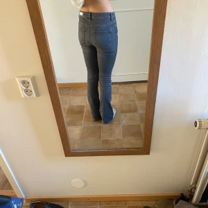 Gråa Flare jeans  - Jättefina gråa flares från only som tyvärr är lite små för mig🌷 Sparsamt använda och nypris är 549kr 🌸☺️