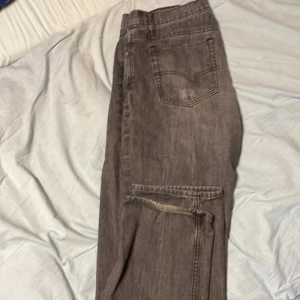 Gråa dress man jeans - Dom är förstora för mig. De lite små skador men har fixat dom o de ser rätt snyggt på byxorna. Jätte sköna och snygg grå färg
