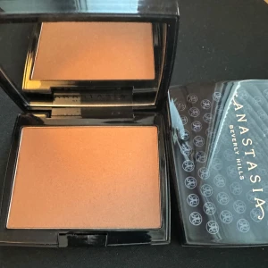 Anastasia bronzer - Anastasia Beverly Hills powder bronzer i färgen Mahagony. Super fin färg. Enbart swatchad på handen några gånger så den är i väldigt bra skick. Jag rensar mitt smink just nu så kolla gärna in mina andra annonser. Skriv vid frågor😊