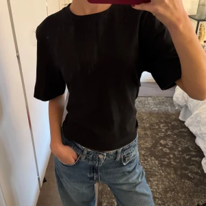 Topp - Extremt populär topp från Cos med öppen rygg, super fint skick! 