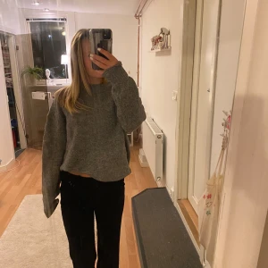 Stickad tröja - Jättefin stickad tröja från lager 157. Använd bara ett fåtal gånger så den är i mycket bra skick. Storlek S men jag tycker den är ganska stor i storleken. Säljer då den är för stor för mig. Nypris 150💗