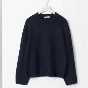 Stickad tröja  - Stickad tröja från Gina, knappt använd!💓(förlåt för den dåliga kvaliten på kamran)