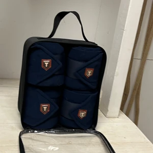 Svart väska med transparent framsida - Säljer fyra benlindor använde ca 2 gånger☺️ 