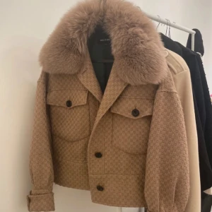 brun/beige meotine charlie kappa - skit snygg meotine jacka i toppen skick!! Möjlitvis lite nopprig för tyget är sådant. strl S/M men passar även mig som har S o Xs beror på hur du vill den ska sitta💕💕 buda gärna!🥰