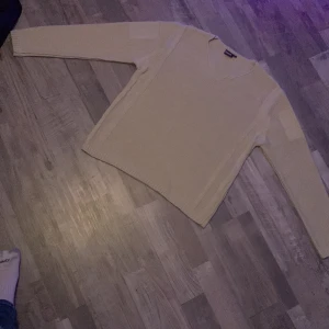 DOLCE & GABBANA - En DOLCE & GABBANA TRÖJA som har inga fläckar eller hål har aldrig använt vet inte vad den kostar ny men säljer den för 280