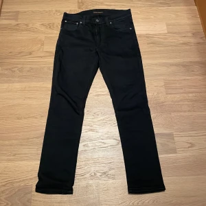 Nudie Lean Dean - Säljer dessa svarta Nudie Jeans av modellen Lean Dean. I väldigt bra skicka och inga defekter, alltså som i nyskick💫