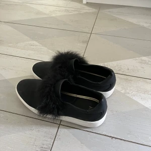 Skor med fluff - Köpta på Vinted men för stora tyvärr🤍