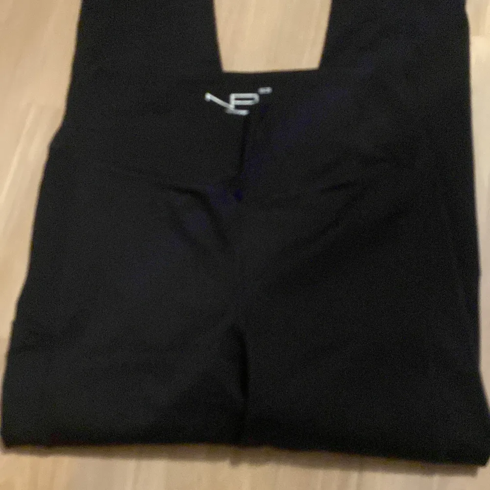 Säljer ett par svarta leggings från New Apparel i storlek S (36/38). De är i ett stretchigt och bekvämt material, perfekt för både träning och vardagsbruk. Leggingsen har en enkel och stilren design utan mönster eller detaljer. Använd en gång! . Jeans & Byxor.