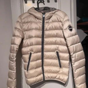 Jacka - En fin höst/vinterjacka som har använts en vinter Passar xs/s Pris kan diskuteras vid snabb affär💕