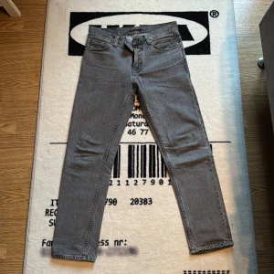 Nudie jeans - Säljer dessa nudie jeans i toppskick, jeansen har en straight fit / Modell: steady eddie / Nypris~1400kr, mitt pris: 400kr / Size: 30/30 / Hör av er vid funderingar