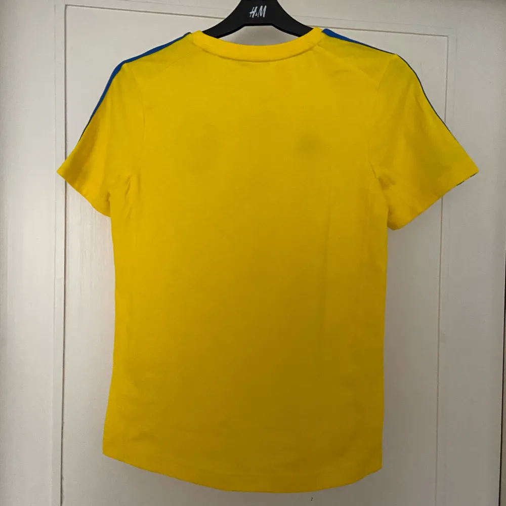 Äkta Adidas Originals fotbollströja för SvFF, svenska landslaget 💛💙I barnstorlek, men passar fint på S eller M om man vill ha den tight, som en babytee typ ⚽️🏅Helt ny med lappen kvar, i perfekt skick! Dyr att köpa ny, kostar typ 399kr?. Sportswear.