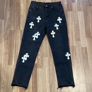 Chrome Hearts Jeans - Säljer dessa chrome hearts jeans då jag aldrig använder den, använt den fåtal gånger och är i väldigr bra skick. Måtten: benlängd 100cm och höften 40cm.